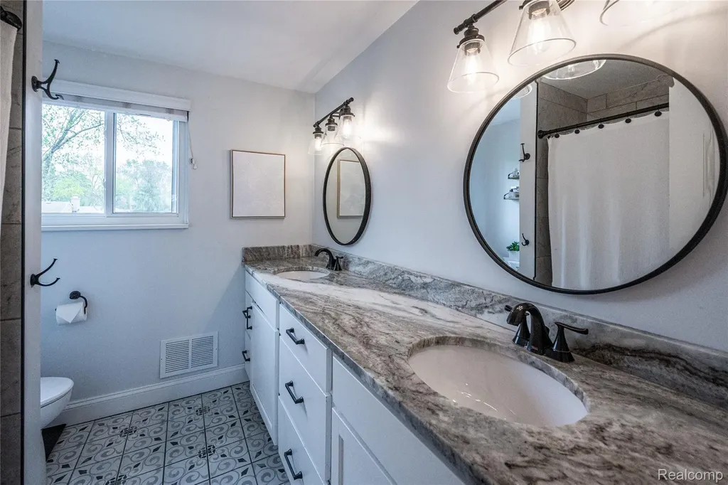 16956 Lauderdale Avenue Beverly Hills Village MI 48025