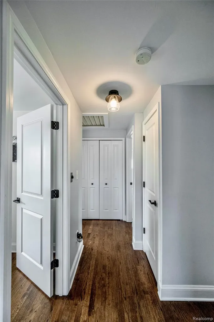 16956 Lauderdale Avenue Beverly Hills Village MI 48025