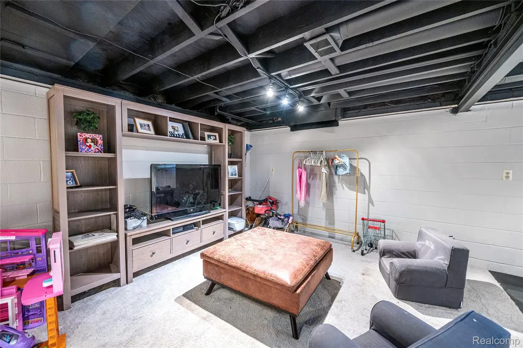 16956 Lauderdale Avenue Beverly Hills Village MI 48025