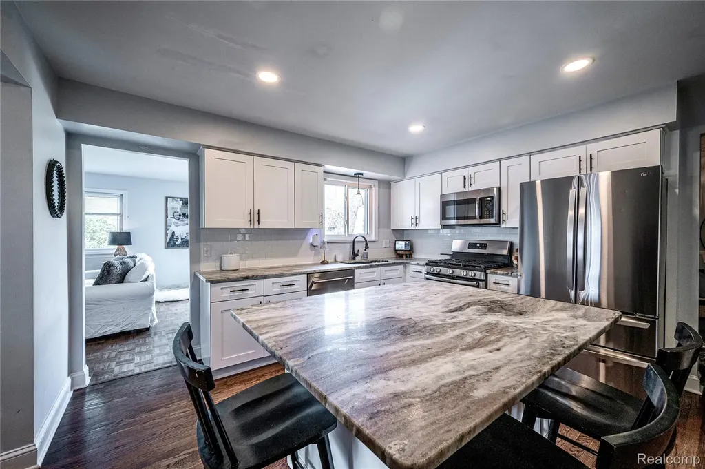 16956 Lauderdale Avenue Beverly Hills Village MI 48025