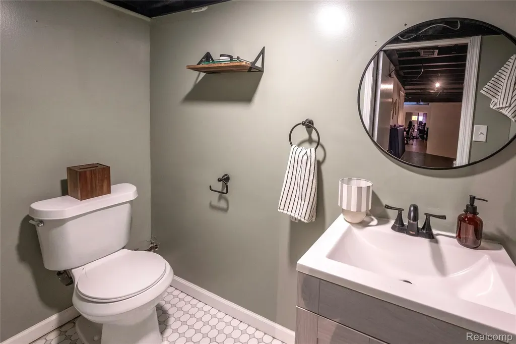 16956 Lauderdale Avenue Beverly Hills Village MI 48025