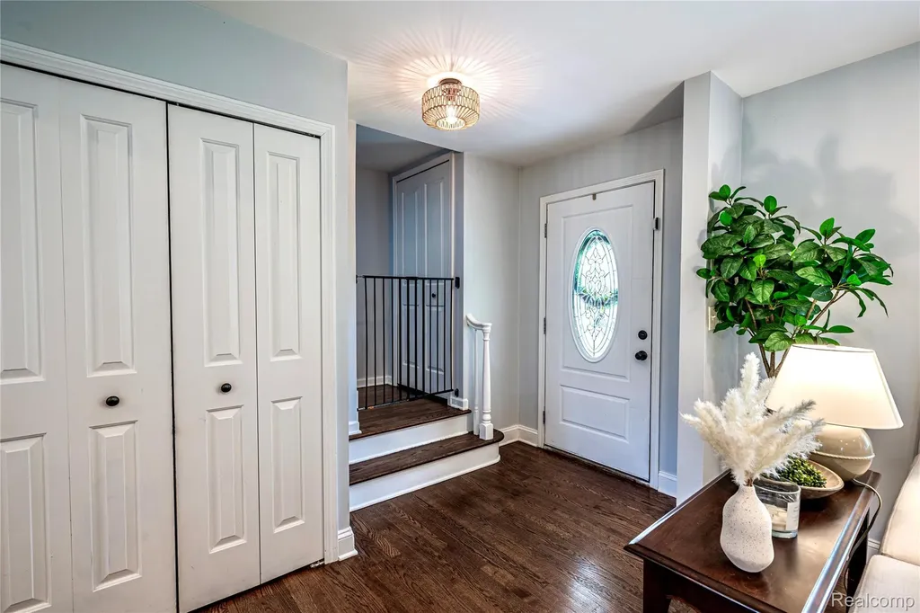 16956 Lauderdale Avenue Beverly Hills Village MI 48025