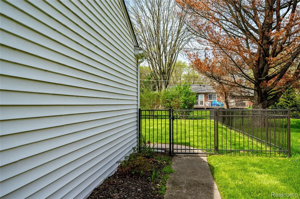 16956 Lauderdale Avenue Beverly Hills Village MI 48025