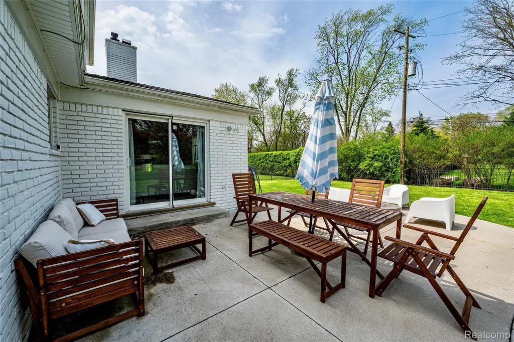 16956 Lauderdale Avenue Beverly Hills Village MI 48025