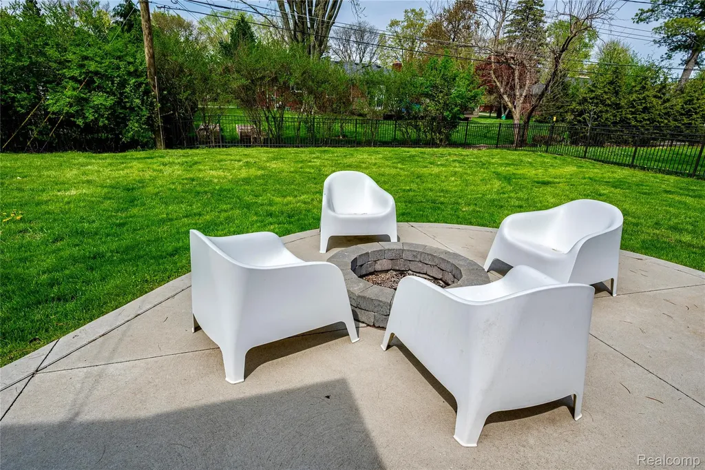 16956 Lauderdale Avenue Beverly Hills Village MI 48025