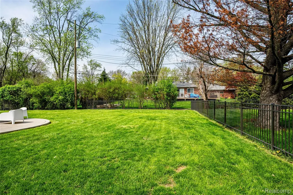 16956 Lauderdale Avenue Beverly Hills Village MI 48025