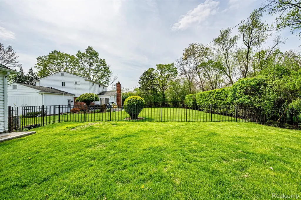 16956 Lauderdale Avenue Beverly Hills Village MI 48025