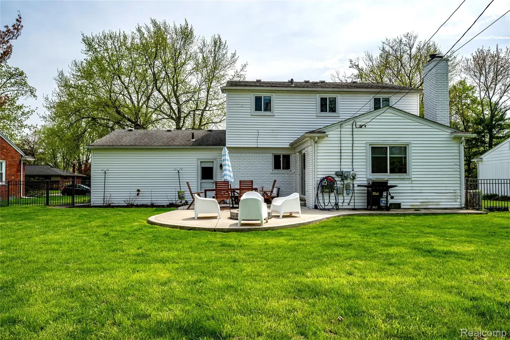 16956 Lauderdale Avenue Beverly Hills Village MI 48025