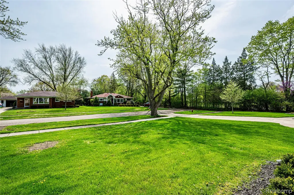 16956 Lauderdale Avenue Beverly Hills Village MI 48025