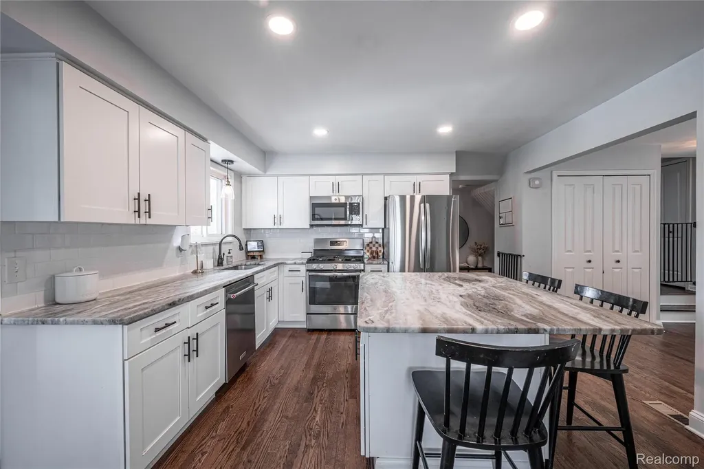 16956 Lauderdale Avenue Beverly Hills Village MI 48025