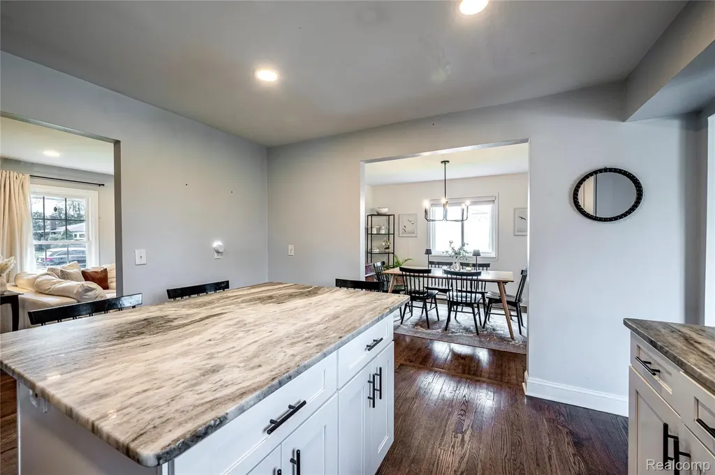 16956 Lauderdale Avenue Beverly Hills Village MI 48025