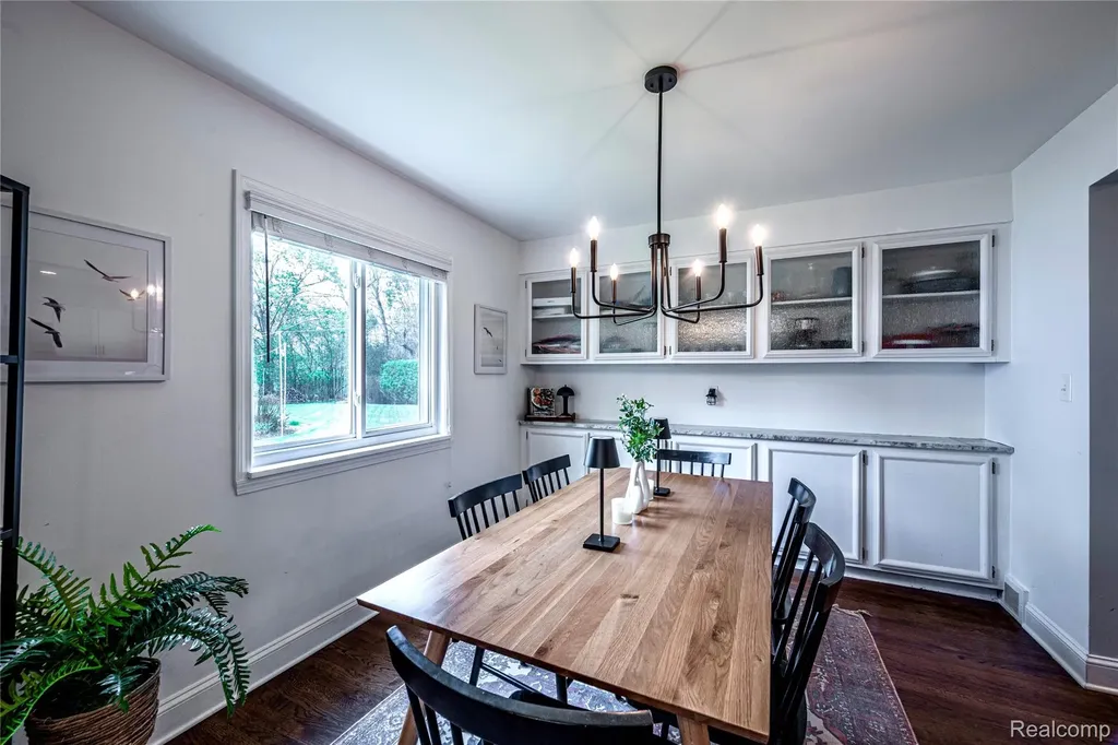 16956 Lauderdale Avenue Beverly Hills Village MI 48025