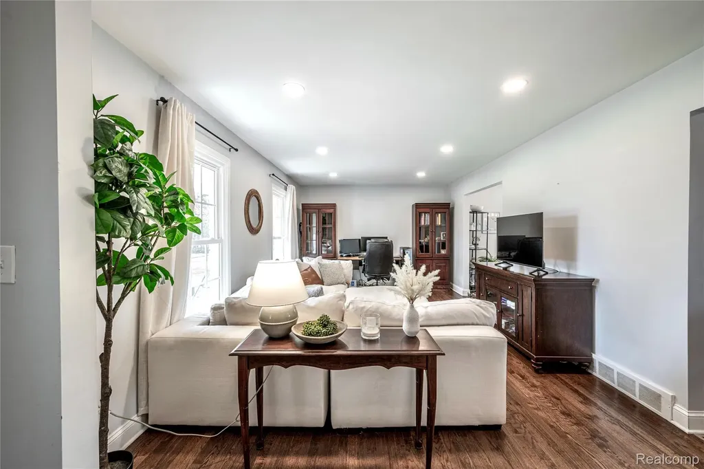16956 Lauderdale Avenue Beverly Hills Village MI 48025