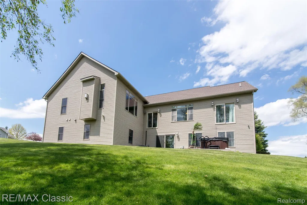 4144 Meadow Hills Drive Hamburg Township MI 48169