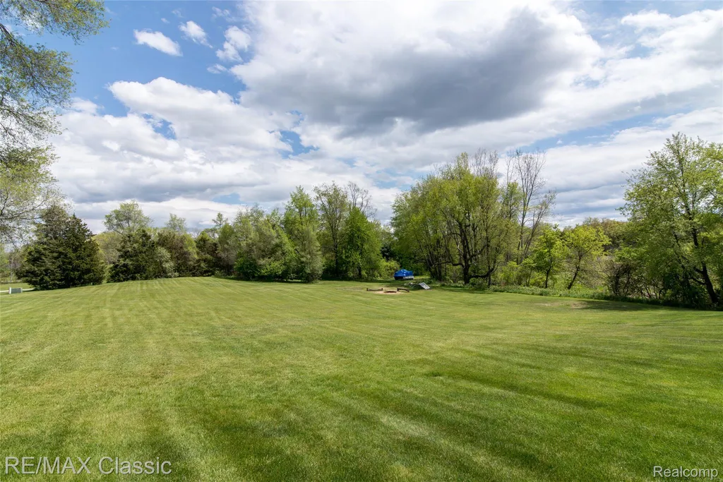 4144 Meadow Hills Drive Hamburg Township MI 48169