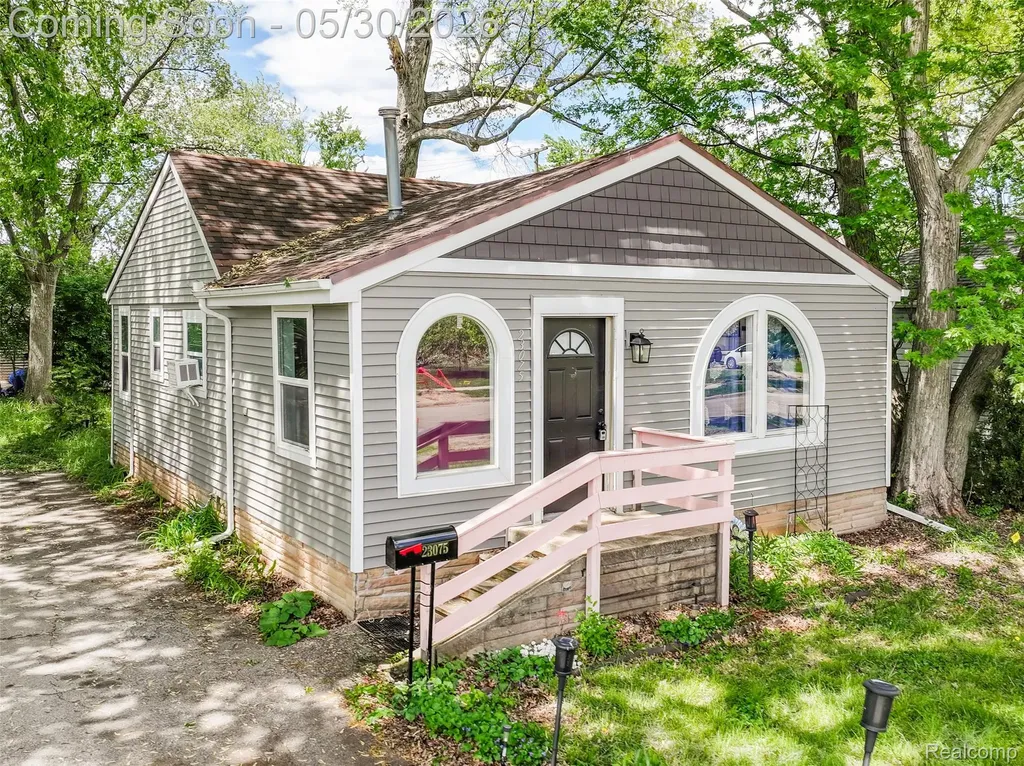 23075 Vance Avenue Hazel Park City MI 48030