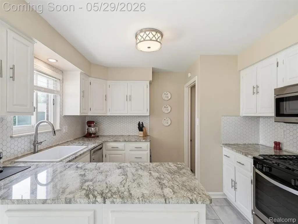 30728 Whittier Avenue Madison Heights City MI 48071