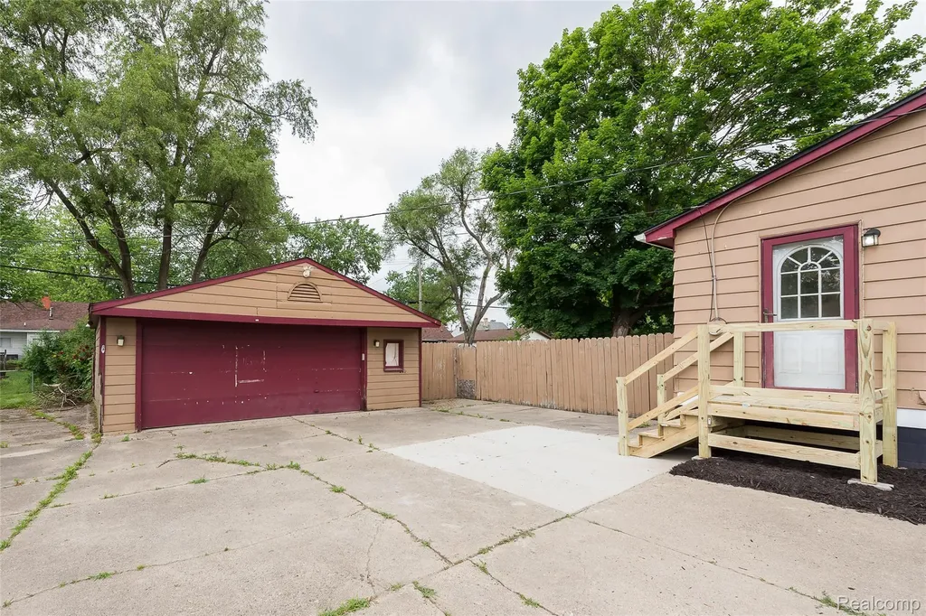 658 Kansas Avenue York Charter Township MI 48198