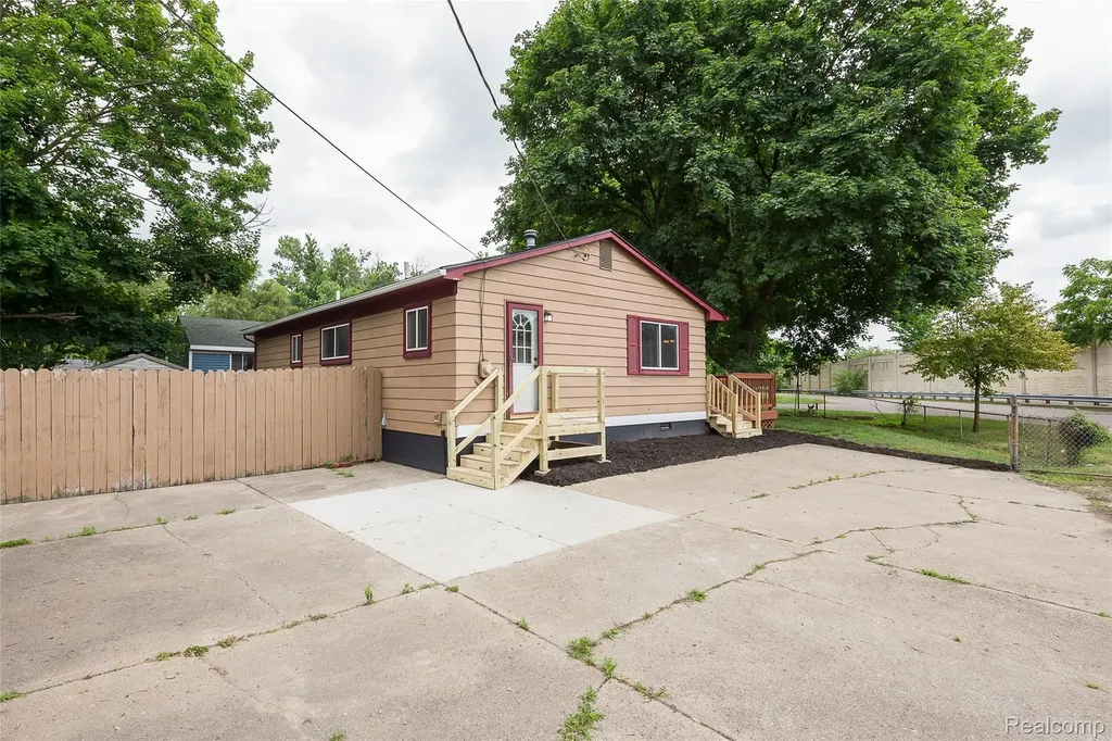 658 Kansas Avenue York Charter Township MI 48198