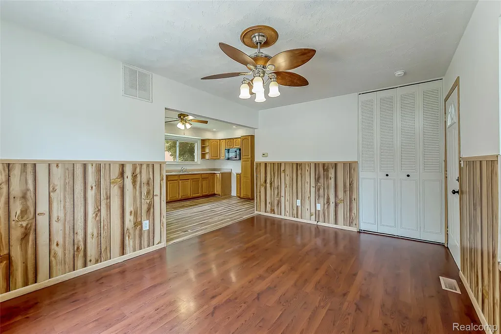 658 Kansas Avenue York Charter Township MI 48198