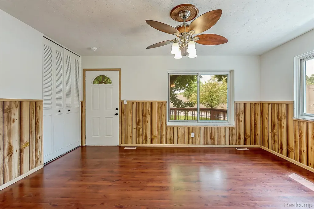 658 Kansas Avenue York Charter Township MI 48198