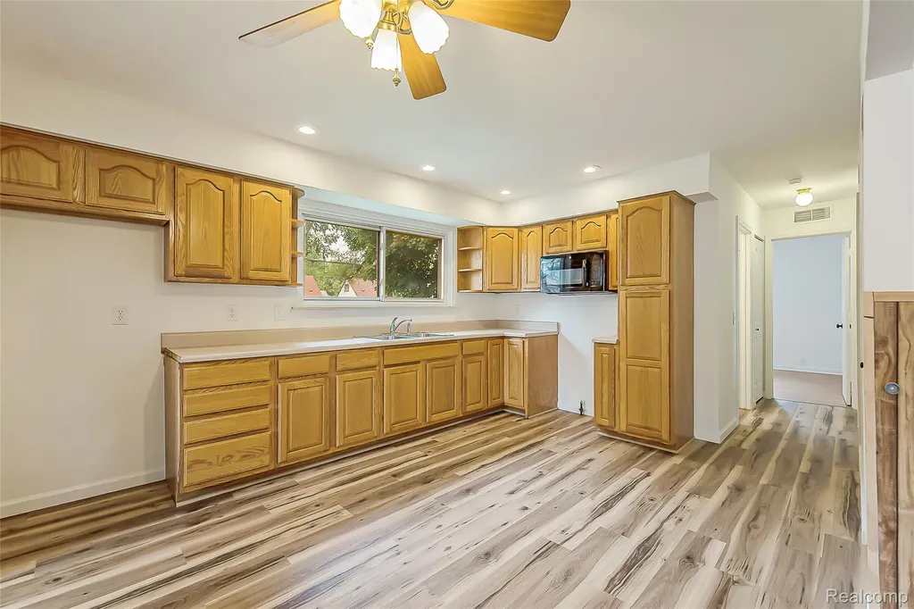 658 Kansas Avenue York Charter Township MI 48198