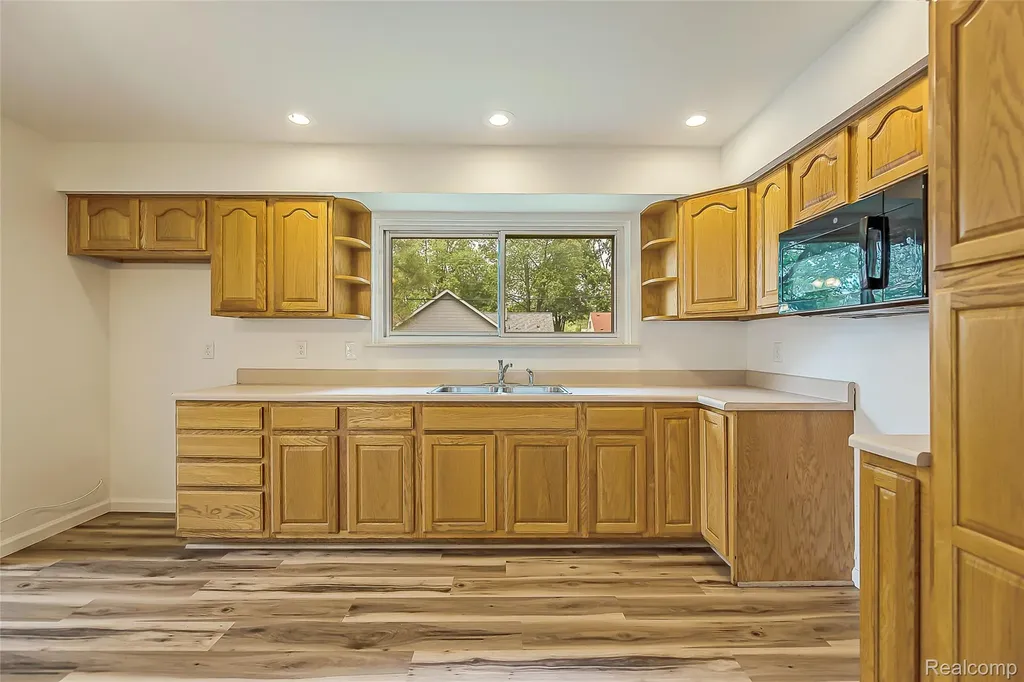 658 Kansas Avenue York Charter Township MI 48198