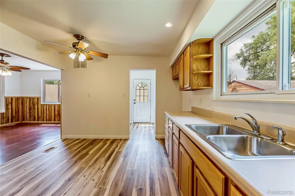 658 Kansas Avenue York Charter Township MI 48198