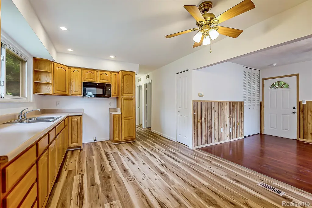 658 Kansas Avenue York Charter Township MI 48198