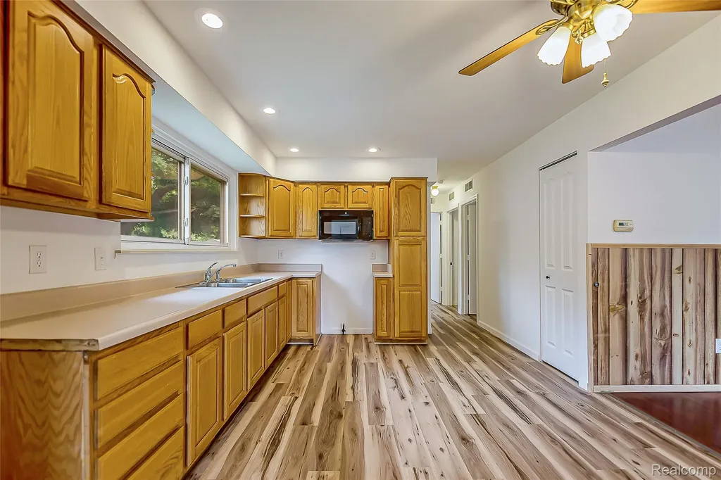 658 Kansas Avenue York Charter Township MI 48198