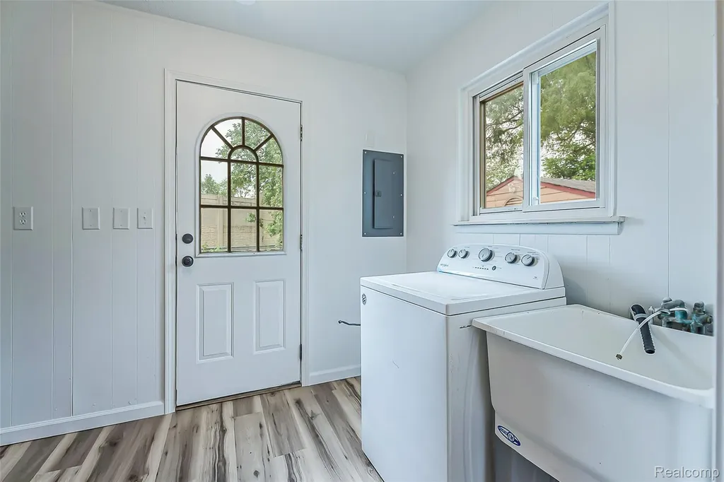 658 Kansas Avenue York Charter Township MI 48198