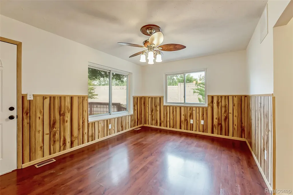 658 Kansas Avenue York Charter Township MI 48198