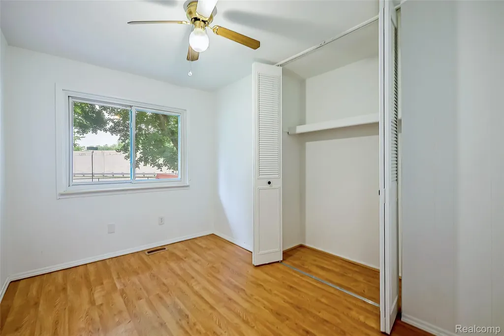 658 Kansas Avenue York Charter Township MI 48198