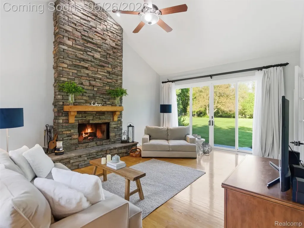 1185 Avon Circle W Rochester Hills City MI 48309