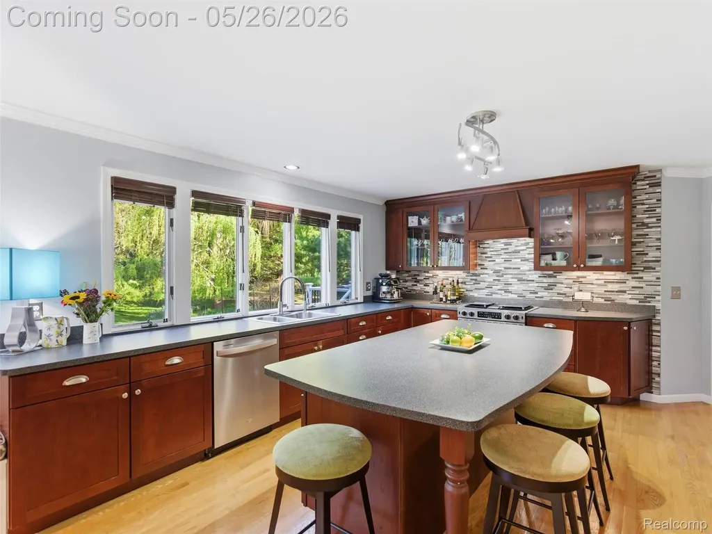 1185 Avon Circle W Rochester Hills City MI 48309