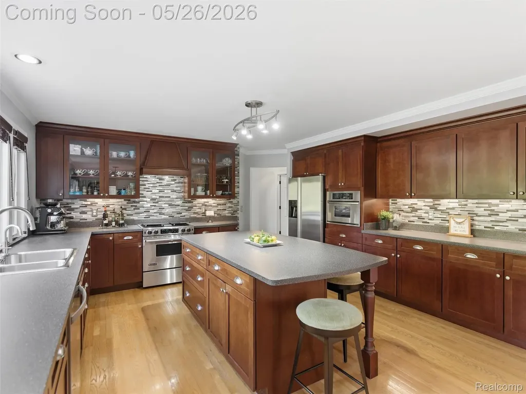 1185 Avon Circle W Rochester Hills City MI 48309