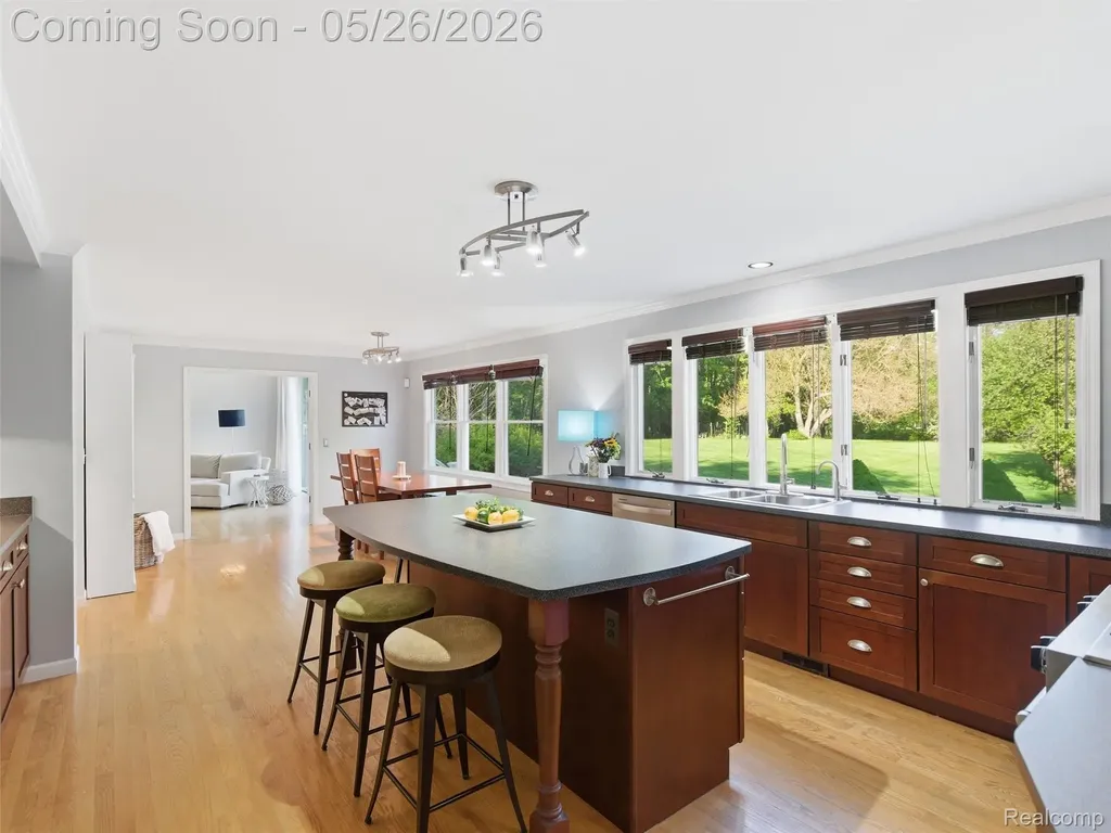 1185 Avon Circle W Rochester Hills City MI 48309