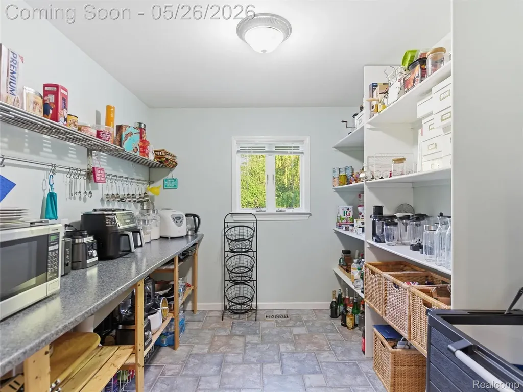 1185 Avon Circle W Rochester Hills City MI 48309