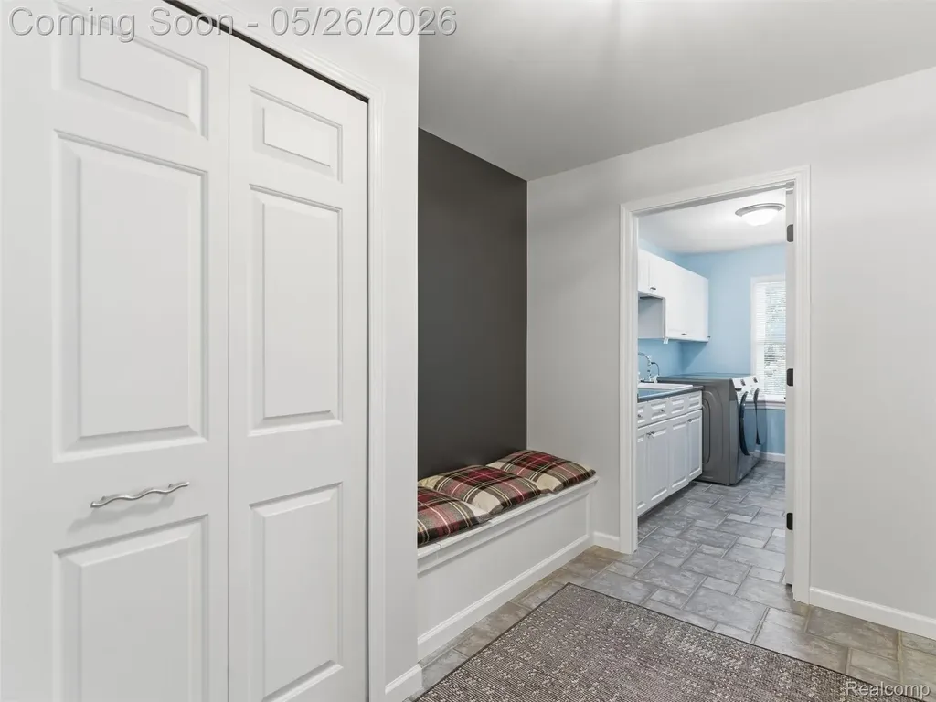 1185 Avon Circle W Rochester Hills City MI 48309