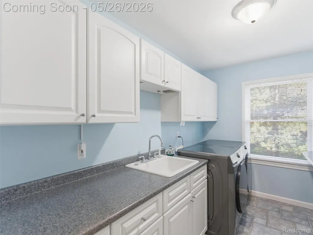 1185 Avon Circle W Rochester Hills City MI 48309