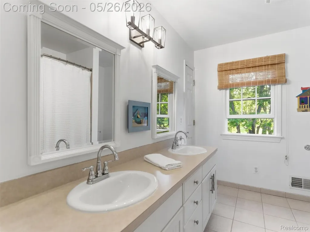 1185 Avon Circle W Rochester Hills City MI 48309