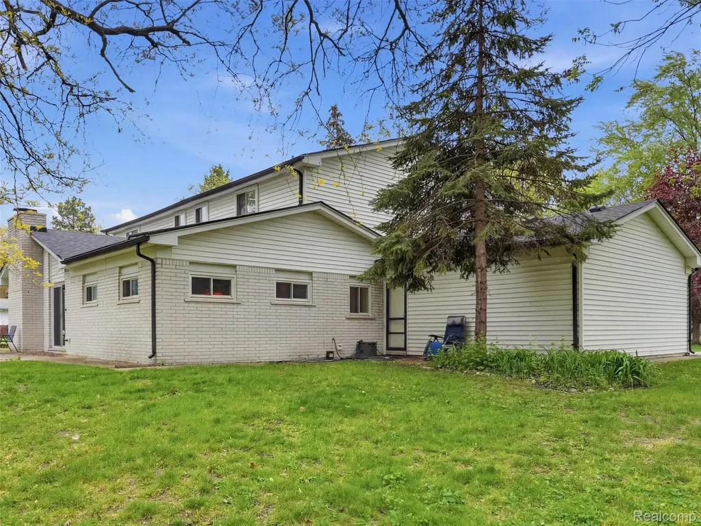 37296 Maple Leaf Court Clinton Charter Township MI 48036