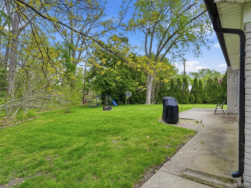 37296 Maple Leaf Court Clinton Charter Township MI 48036