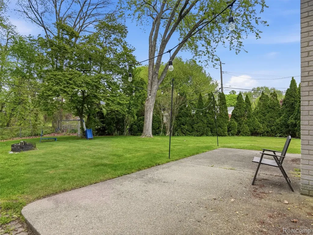 37296 Maple Leaf Court Clinton Charter Township MI 48036