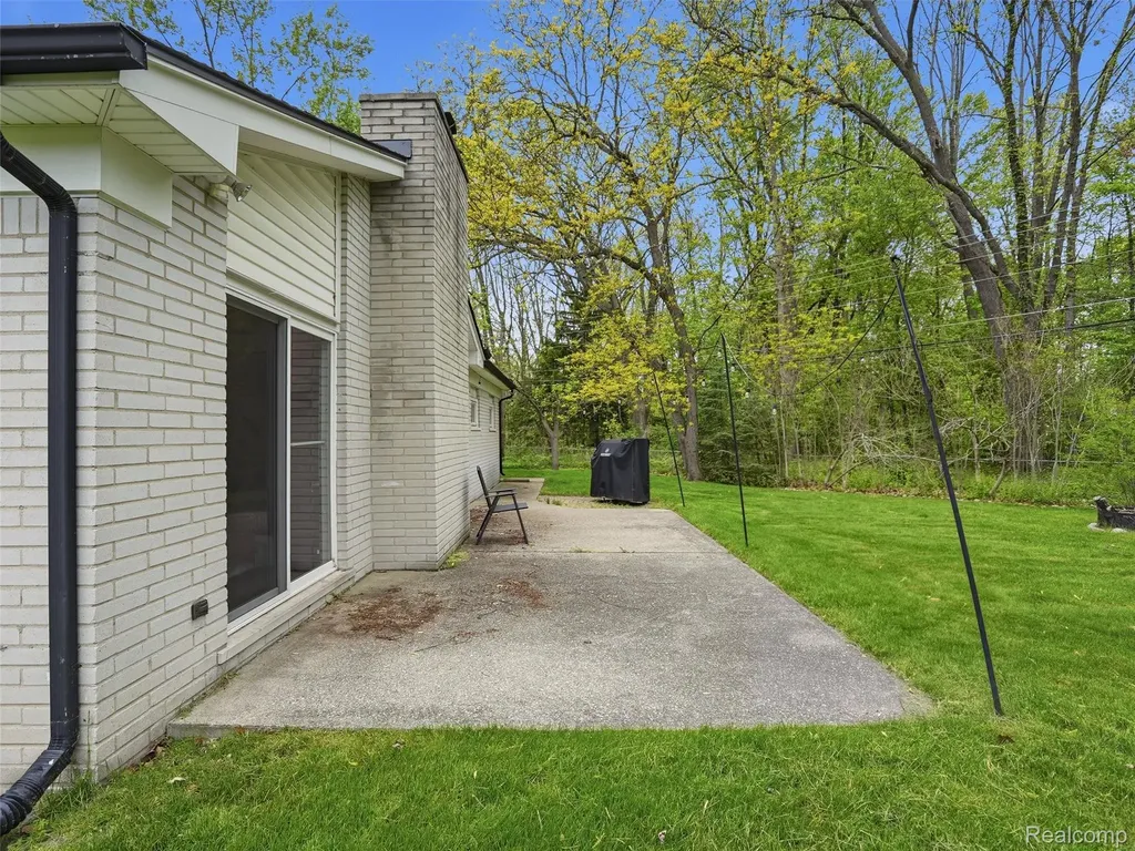37296 Maple Leaf Court Clinton Charter Township MI 48036