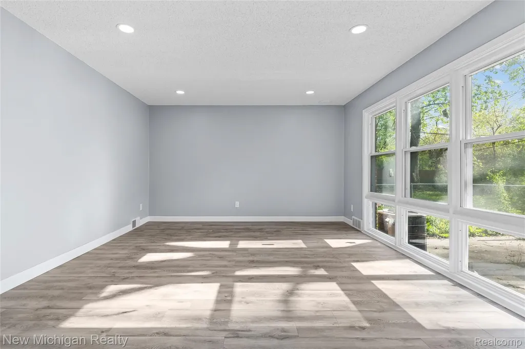 21901 Harding Street Oak Park City MI 48237