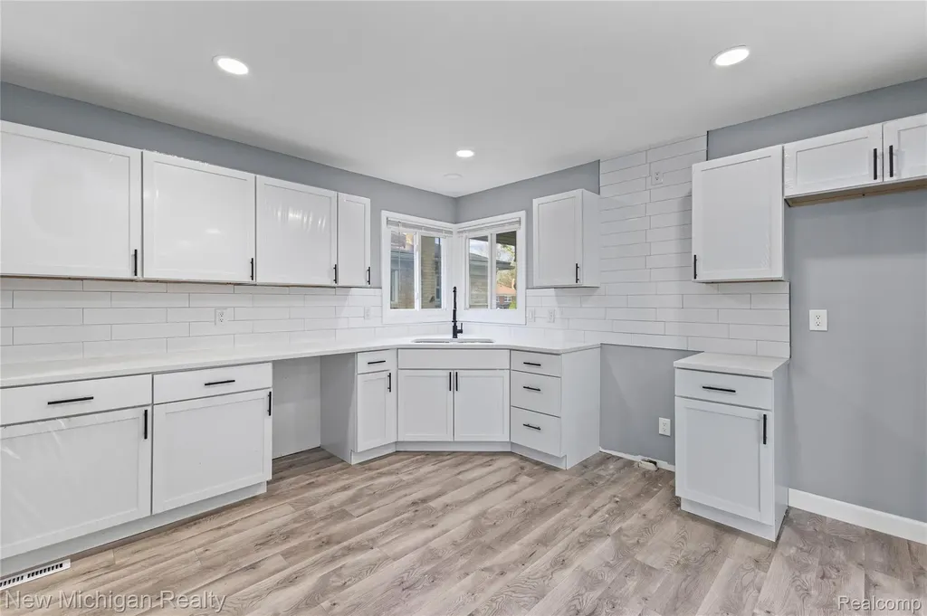 21901 Harding Street Oak Park City MI 48237