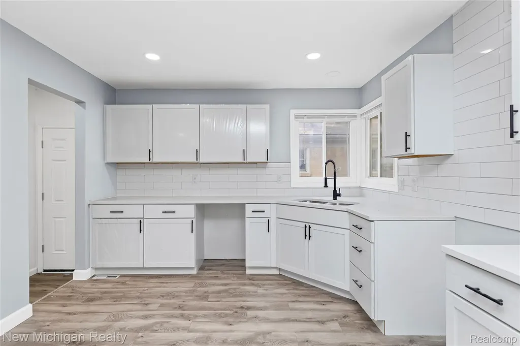 21901 Harding Street Oak Park City MI 48237