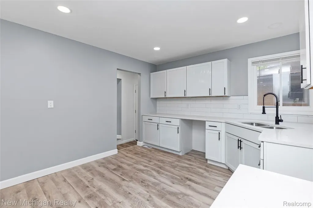 21901 Harding Street Oak Park City MI 48237