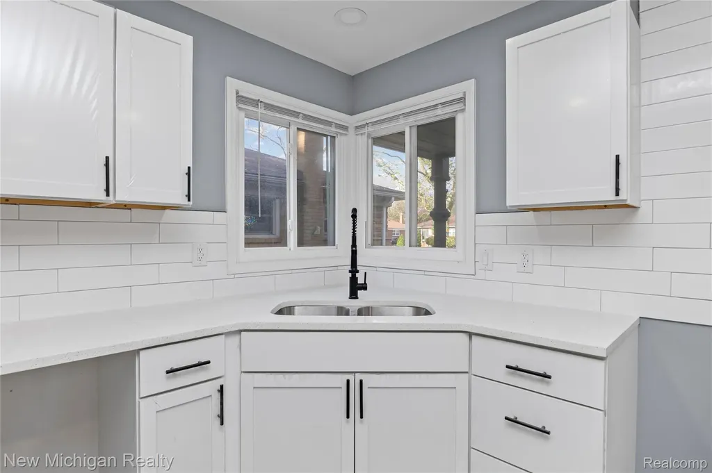 21901 Harding Street Oak Park City MI 48237